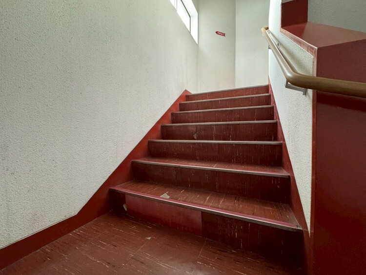 設備 共用部の階段です。明るく清潔に管理されています。