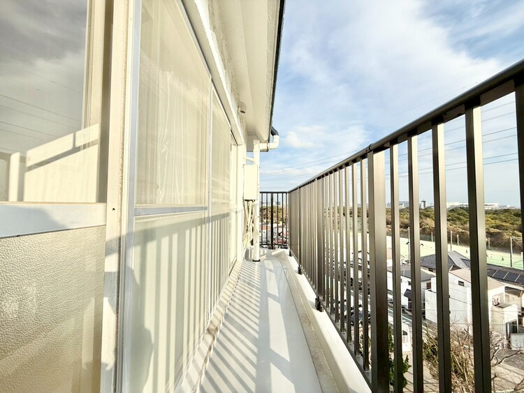 バルコニー 朝の澄んだ空気や、夕方に吹く清々しい風を感じられるバルコニー。
