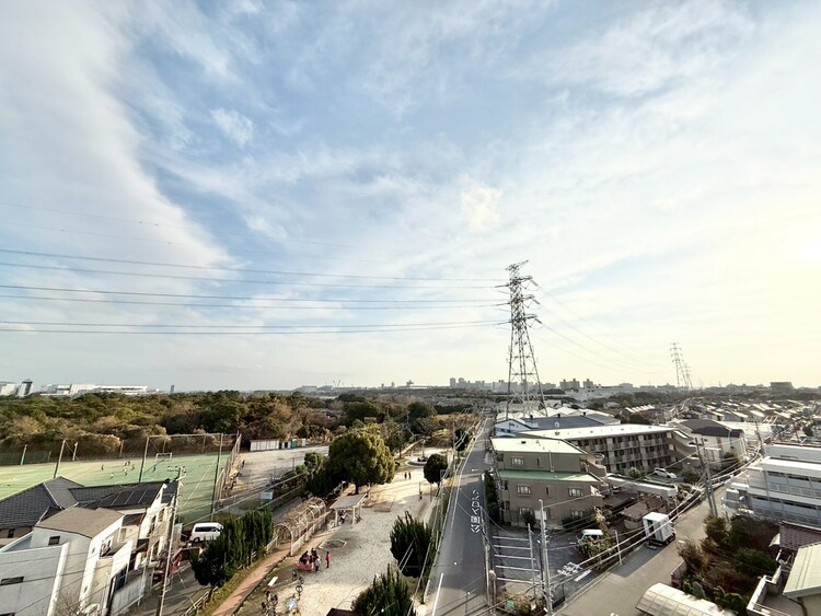 バルコニー 眺望や窓からの景色が良いと、家で過ごす時間も快適です。