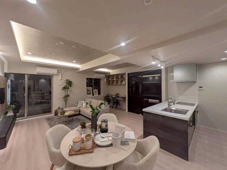 居間 落ち着いた雰囲気に包まれて、伸びやかな空間。