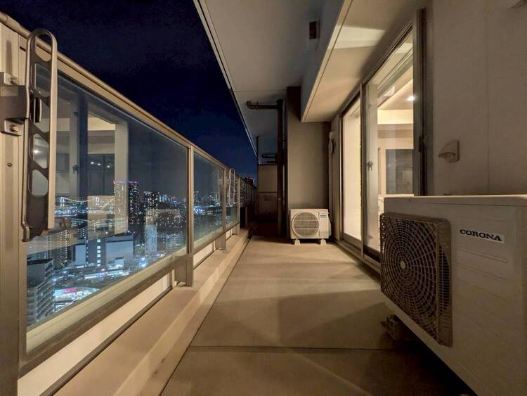 バルコニー 朝の澄んだ空気や、夕方に吹く清々しい風を感じられるバルコニー。