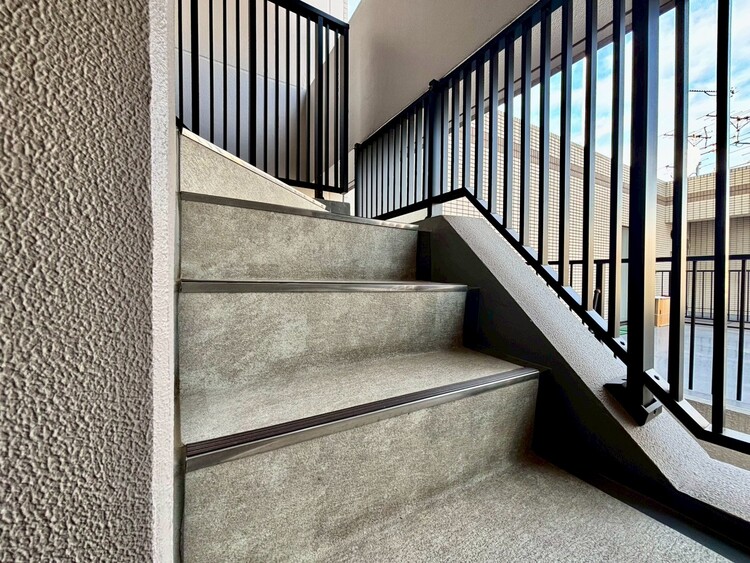 設備 共用部の階段です。明るく清潔に管理されています。