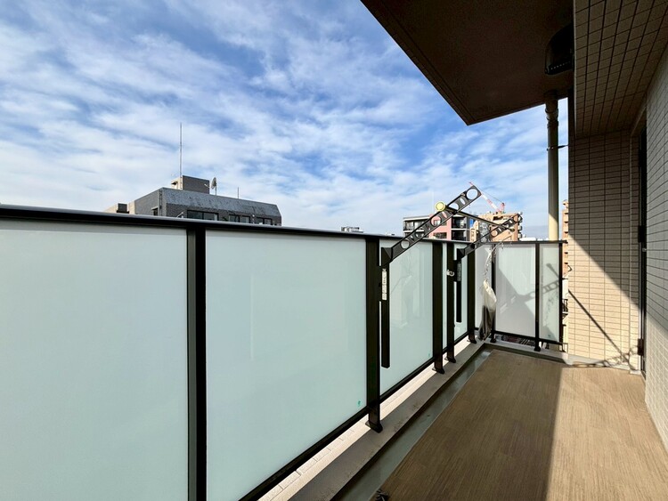 バルコニー 朝の澄んだ空気や、夕方に吹く清々しい風を感じられるバルコニー。