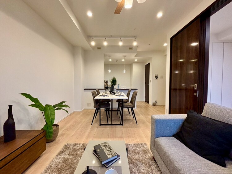 居間 伸びやかな空間のなかで、ゆったりとしたひとときを過ごせます。