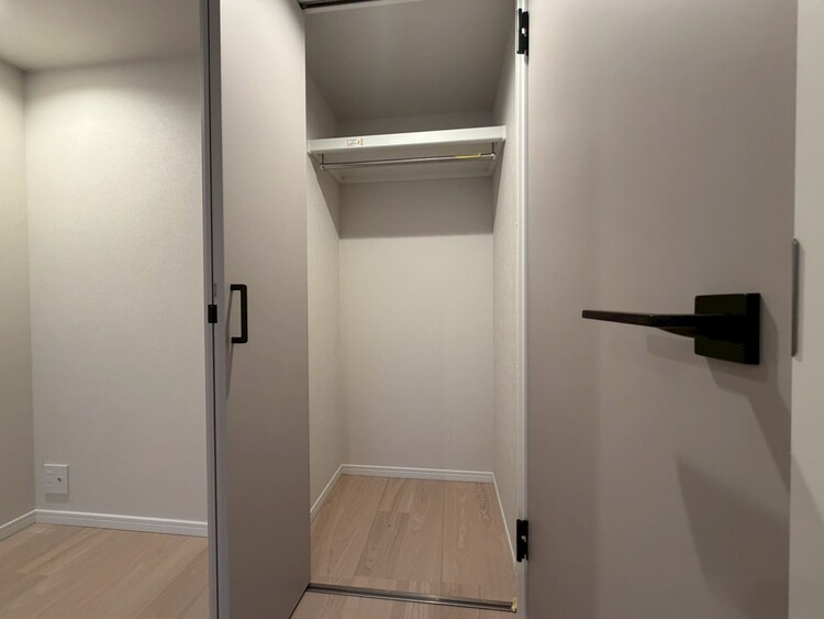 収納 家電やスーツケース、ストック品など何でも片付く嬉しい空間です。