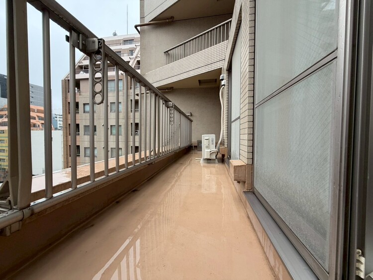 バルコニー 朝の澄んだ空気や、夕方に吹く清々しい風を感じられるバルコニー。