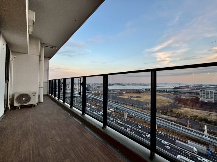 バルコニー 朝の澄んだ空気や、夕方に吹く清々しい風を感じられるバルコニー。