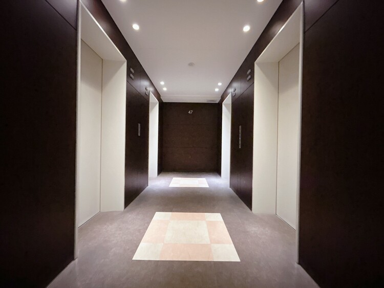 エントランス 綺麗に整備されており、行き届いた管理体制をうかがわせます。