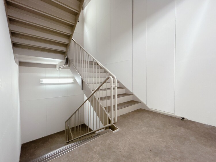 設備 共用部の階段です。明るく清潔に管理されています。