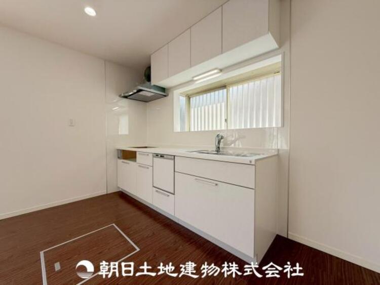キッチン 【キッチン】住宅の主役でもあり、日常生活を過ごす上で重要な水回りでもあるからこそ機能性・デザイン性に拘りました。お掃除のしやすいシステムキッチンを設置しました。