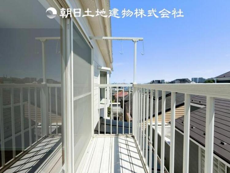 バルコニー 【バルコニー】温かい太陽を感じる事ができるのは、目の前に遮るものが無いから。彼方に広がる風景が絵画のように広がります。