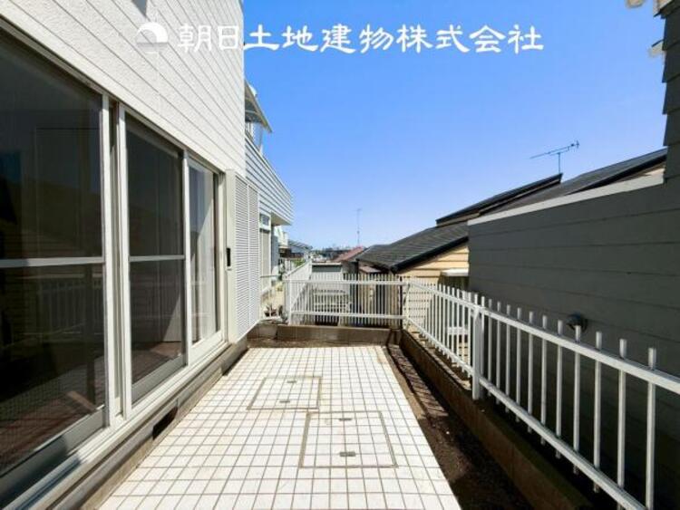 その他 【テラス】テーブルを置いてもゆとりのある幅の広いテラス。穏やかな景色を楽しみながらティータイム、ＢＢＱを楽しむのも至福のひと時ですね。