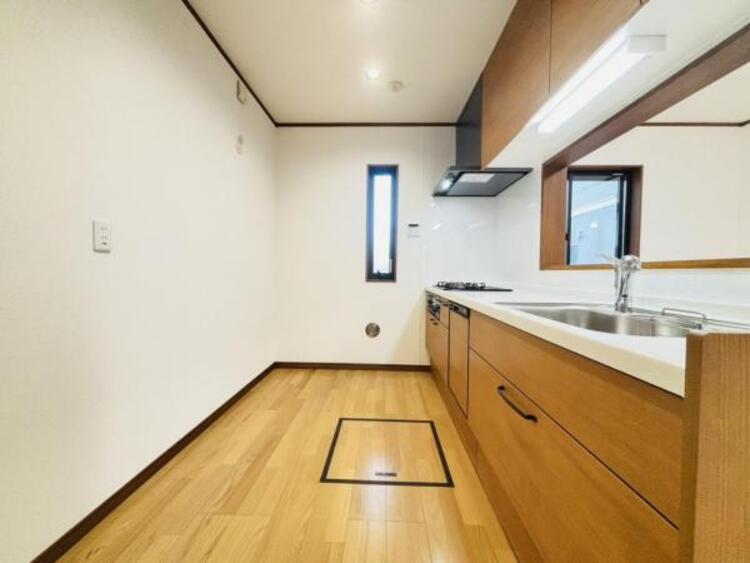 キッチン 焼いたり煮たりと一度にたくさんのお料理を作ることが出来る便利な３口コンロが付いたシステムキッチンは、豊富な収納と食洗機付き。食後の片付けが楽になるからママも自分時間が増えてニコニコです。 