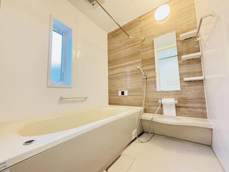 風呂 美しいツヤとなめらかな肌ざわり。水や汚れをはじき汚れにくくお掃除ラクラクの浴槽です。浴槽へもまたぎやすいよう配慮されています。