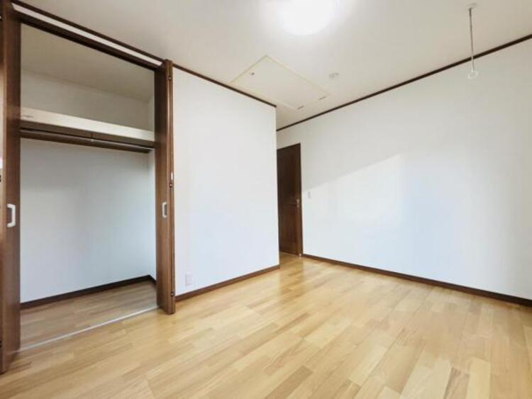 収納 大きなクローゼット。お子様のオモチャはもちろん、パパのスーツやママのバッグまでたっぷり収納できそうですね。 