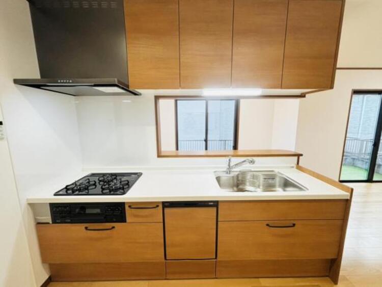 設備 キッチンはご家族との会話が楽しめる対面カウンタータイプを採用。リビングで遊ぶお子様の様子をうかがいながらお料理もできます。