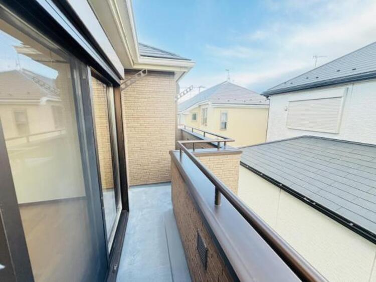 バルコニー 暮らしの中で光と風を演出してくれるバルコニーには陽光が燦々と降り注ぎます。お布団もお洗濯物もたくさん乾きそうです。ぜひ現地で陽当りの良さをご確認ください。 