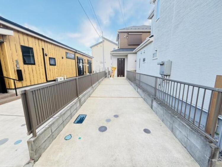 駐車場 玄関につながる駐車スペースなので重い荷物の出し入れの負担を最小限に抑えられます。小さなお子様も安心・安全の乗り降りが出来ますね。 