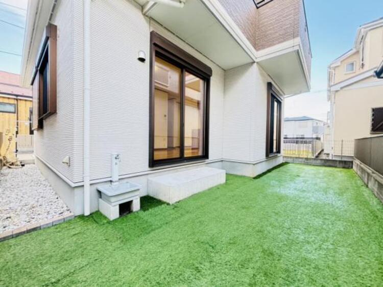 その他 お庭は美しく整備されております。お子様がお庭で遊べるのはもちろん、家庭菜園やたくさんの友人を招いてBBQ、楽しみ方がたくさん！ 