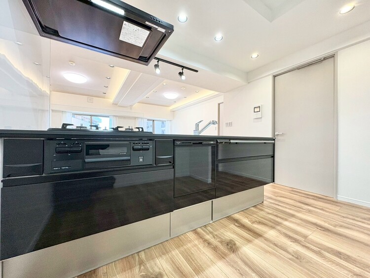 キッチン スマートな意匠と充実の機能を備えたキッチンが、暮らしにおいしい彩りを添えます。