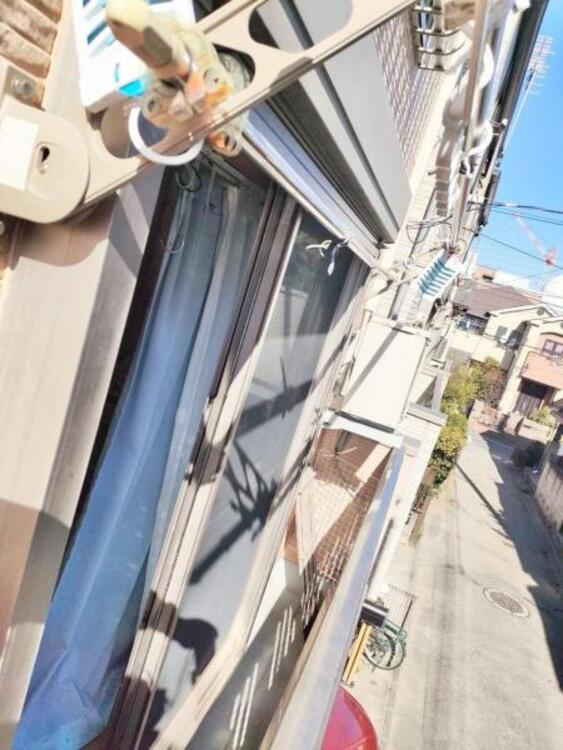 バルコニー 風の通り道。舞い込んでくる風が優しく躍り、室内に爽やかな空気を運んでくる。そこに季節の息吹を感じて、いまがどんな季節なのかを実感する。