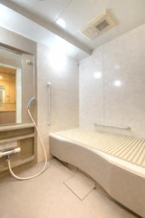 風呂 美しいツヤとなめらかな肌ざわり。水や汚れをはじくお掃除ラクラクな浴槽です。