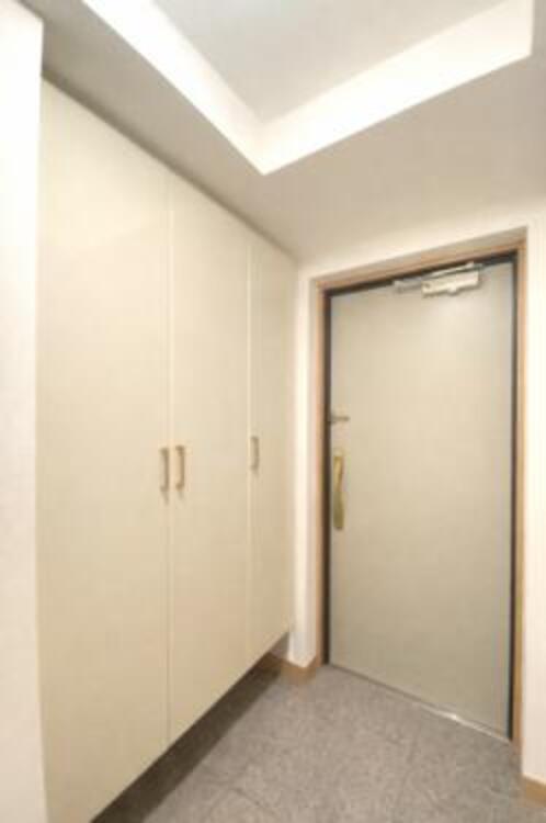 風呂 収納スペースを広く設けていますので、たくさんある靴もすべて収納していただけます。（CG加工済み）