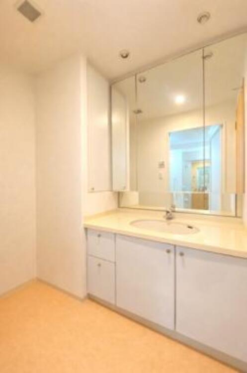 洗面 ワイドな洗面台は収納力もあり、いつでもすっきりとした洗面室に。（CG加工済み）