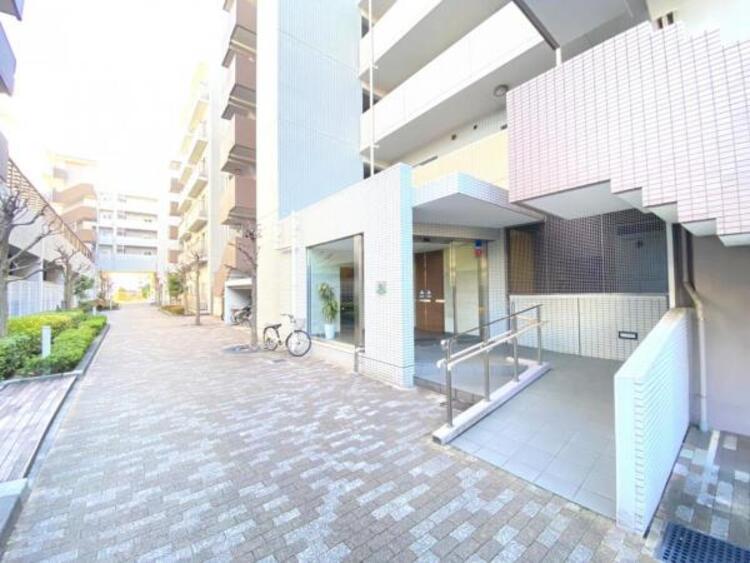 エントランス 雑多な玄関でなくスッキリ空間としての家の顔にできるよう設計しました。