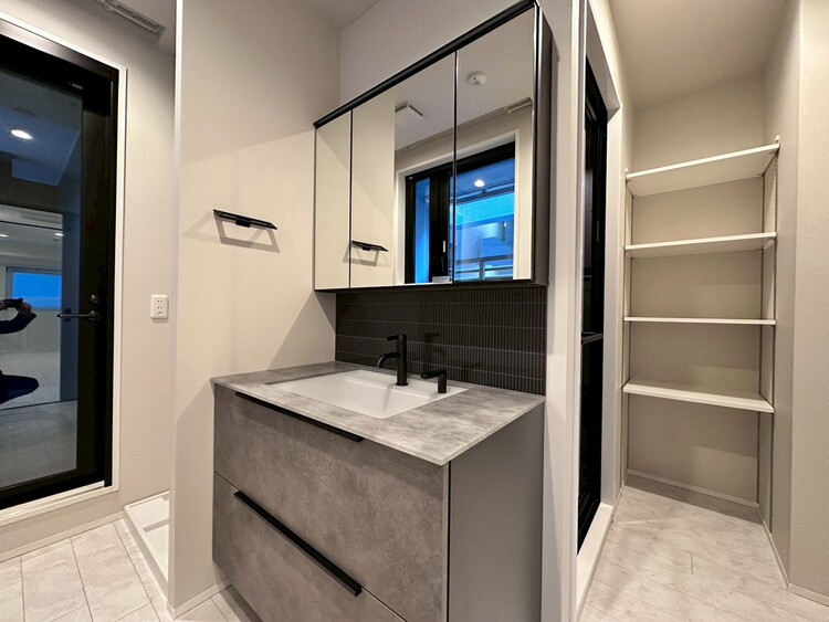 その他 清潔感を感じられる洗面化粧台。