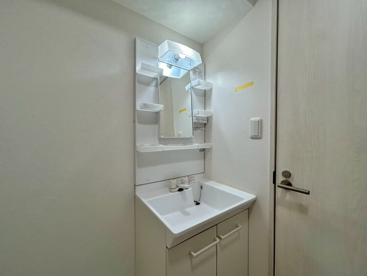 その他 清潔感を感じられる洗面化粧台。