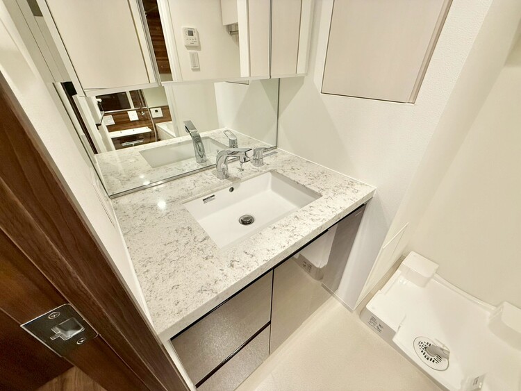 その他 清潔感を感じられる洗面化粧台。