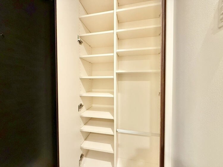 その他 収納スペースが付いていて、お部屋を広く使っていただけます。