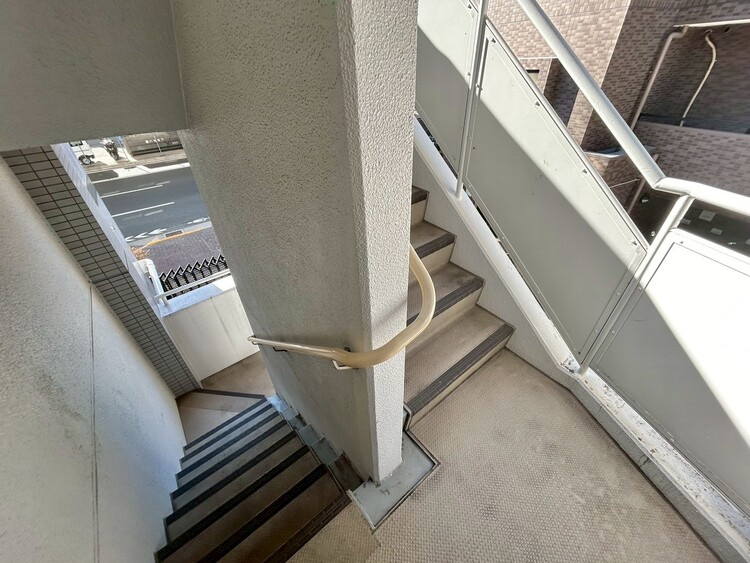 その他 共用部の階段です。明るく清潔に管理されています。