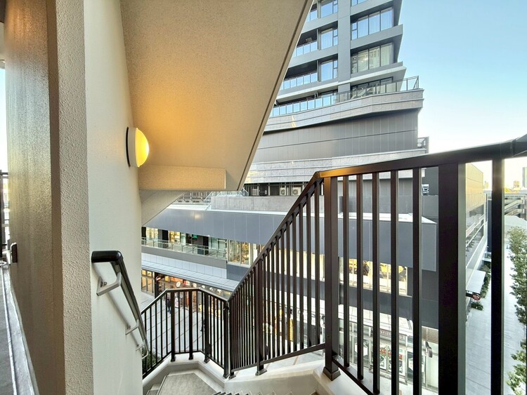 その他 共用部の階段です。明るく清潔に管理されています。