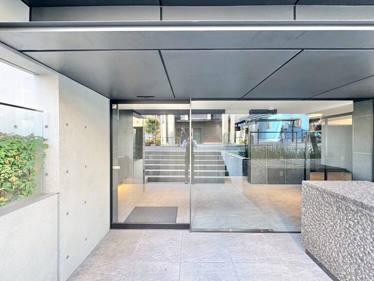 その他 上質感漂う玄関アプローチです。