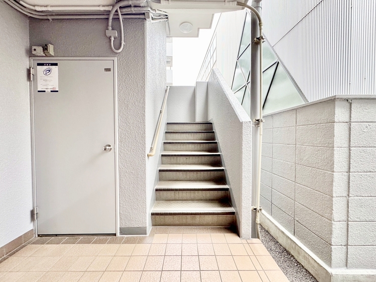 その他 共用部の階段です。明るく清潔に管理されています。