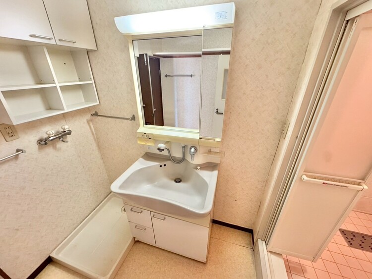 その他 清潔感を感じられる洗面化粧台。