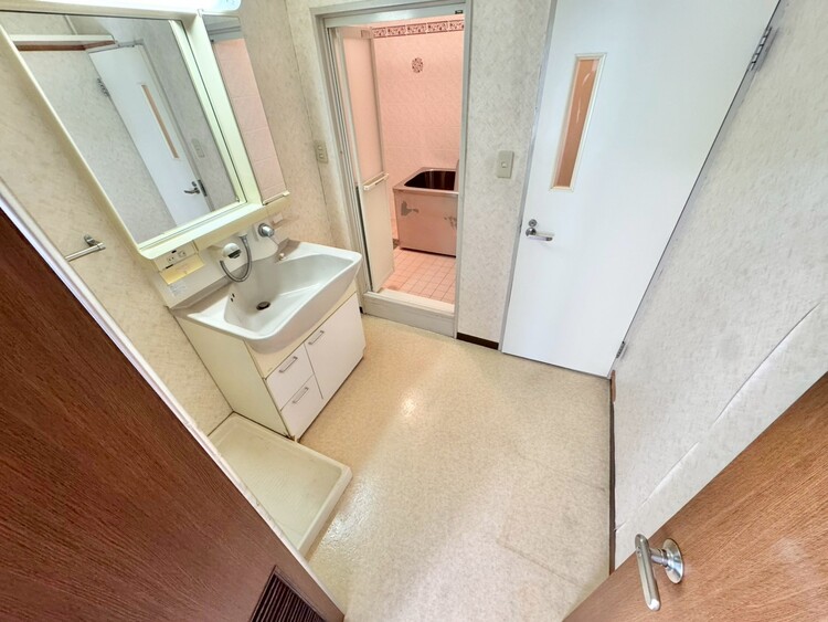 その他 十分な広さの脱衣所。