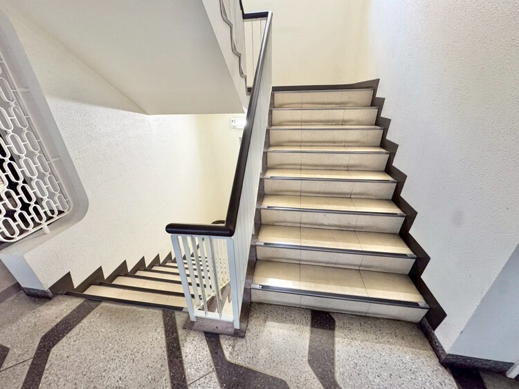 その他 共用部の階段です。明るく清潔に管理されています。