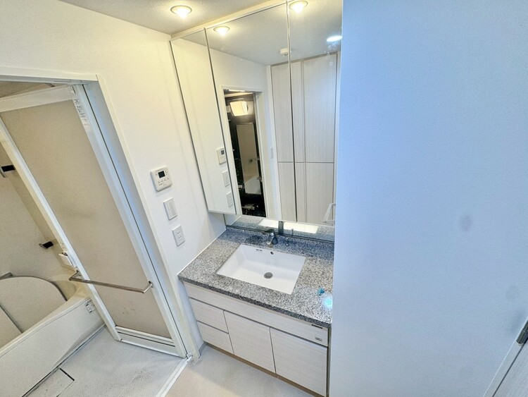 その他 清潔感を感じられる洗面化粧台。