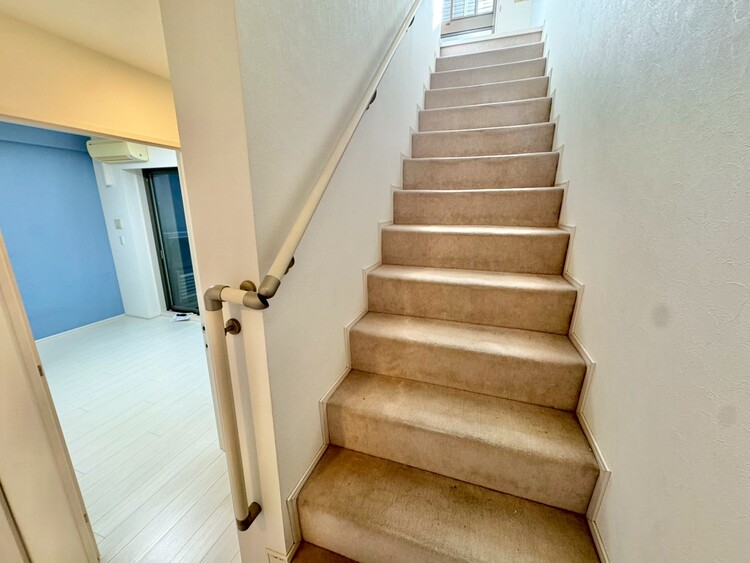 その他 共用部の階段です。明るく清潔に管理されています。