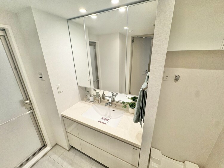 その他 清潔感を感じられる洗面化粧台。