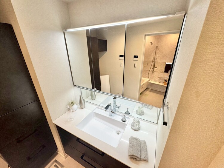 その他 清潔感を感じられる洗面化粧台。