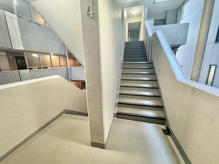 その他 共用部の階段です。明るく清潔に管理されています。