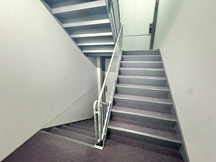 その他 共用部の階段です。明るく清潔に管理されています。