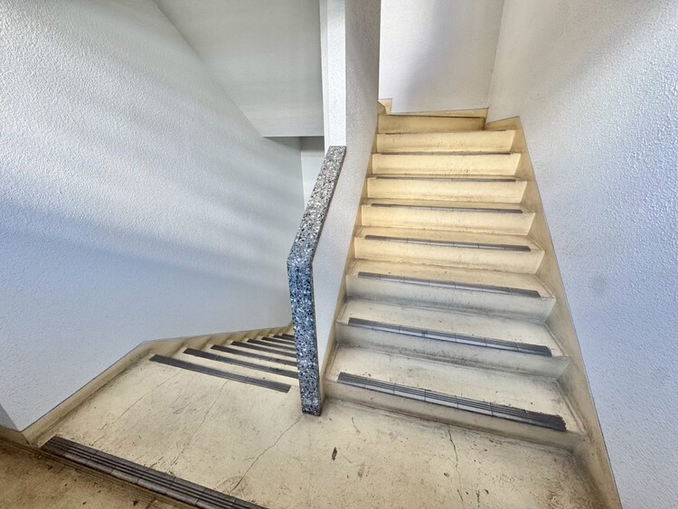 その他 共用部の階段です。明るく清潔に管理されています。