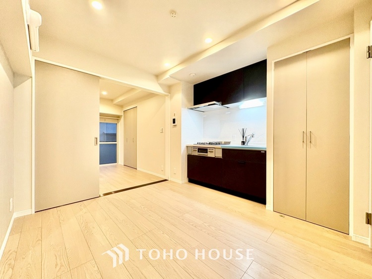 内装 ここはみんなが集い、食事と楽しい会話が始まる場所。話に夢中になりすぎて、ついつい時を忘れ、夜半過ぎになってしまう。そんな束の間の幸せを感じさせてくれます。