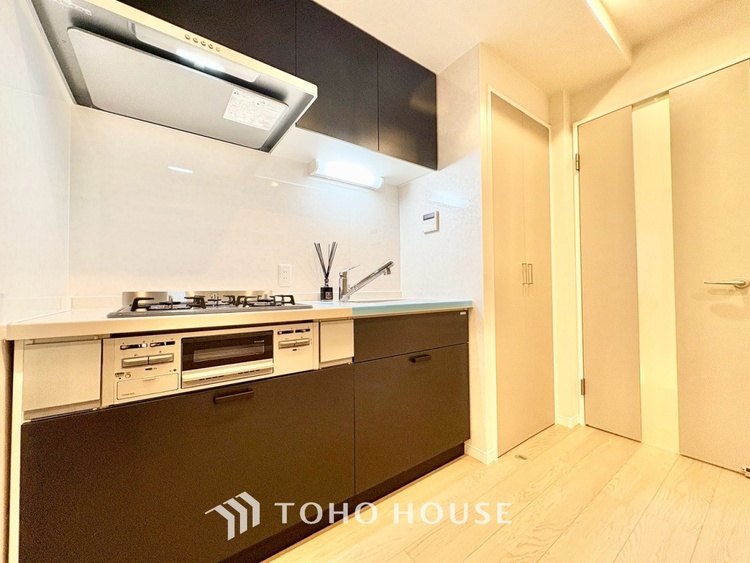 キッチン ◆愛育◆キッチンは家族の絆を育む大切な空間。シンプルで使い易いSystemKitchenで愉しく作る料理は愛情のある美味しいご馳走に。家族で使える広々としたダイニングキッチンです。