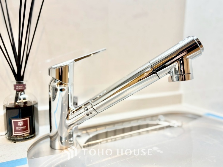 キッチン キッチンは家族の絆を育む大切な空間。シンプルで使い易いシステムキッチンで愉しく作る料理は愛情のある美味しいご馳走に。家族で使えるダイニングキッチンです。